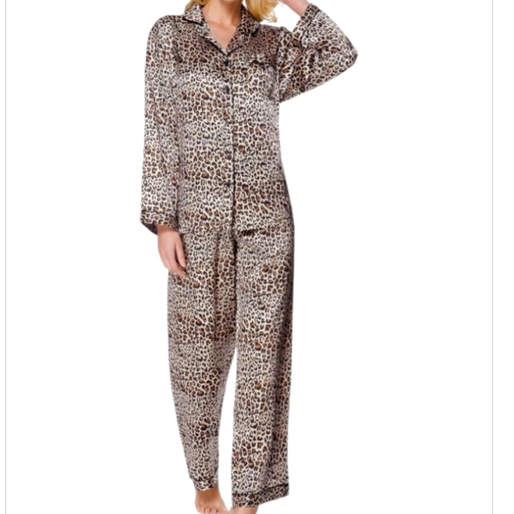NWOT Lavenderi Women's Long Sleeve Classtic Satin Pajama Set